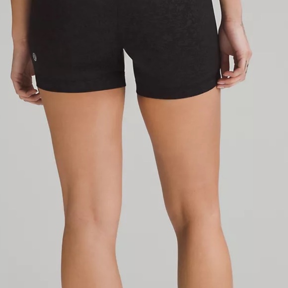 NWT Lululemon Wunder Under Train High Rise Short 4” in Blaze Black. Size 4 - Picture 3 of 8